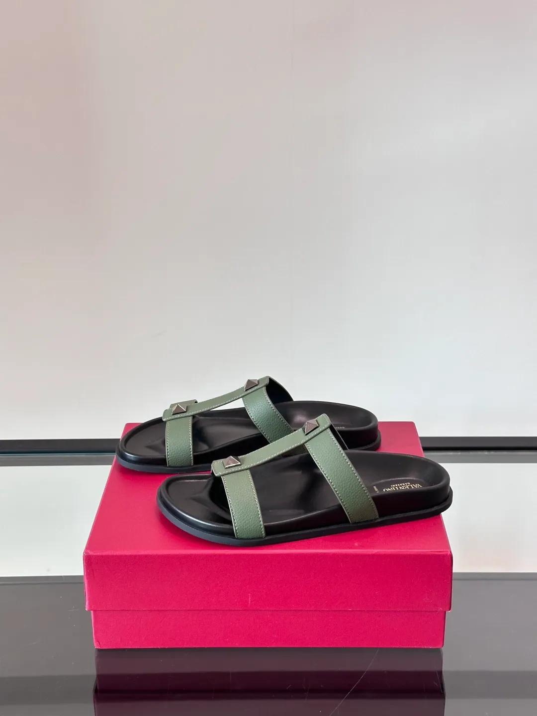 Men's shoes 💰p320 "VALENTINO" Valentino Men's 🧍‍♂️ Spring and summer new style metal rivet flat slippers, elegant sandals, the same style worn by celebrities, original molding, imported calfskin. Rubber outsole. Soft and durable, full set of counter packaging size: 39-44 (customized at 38.45.46)
